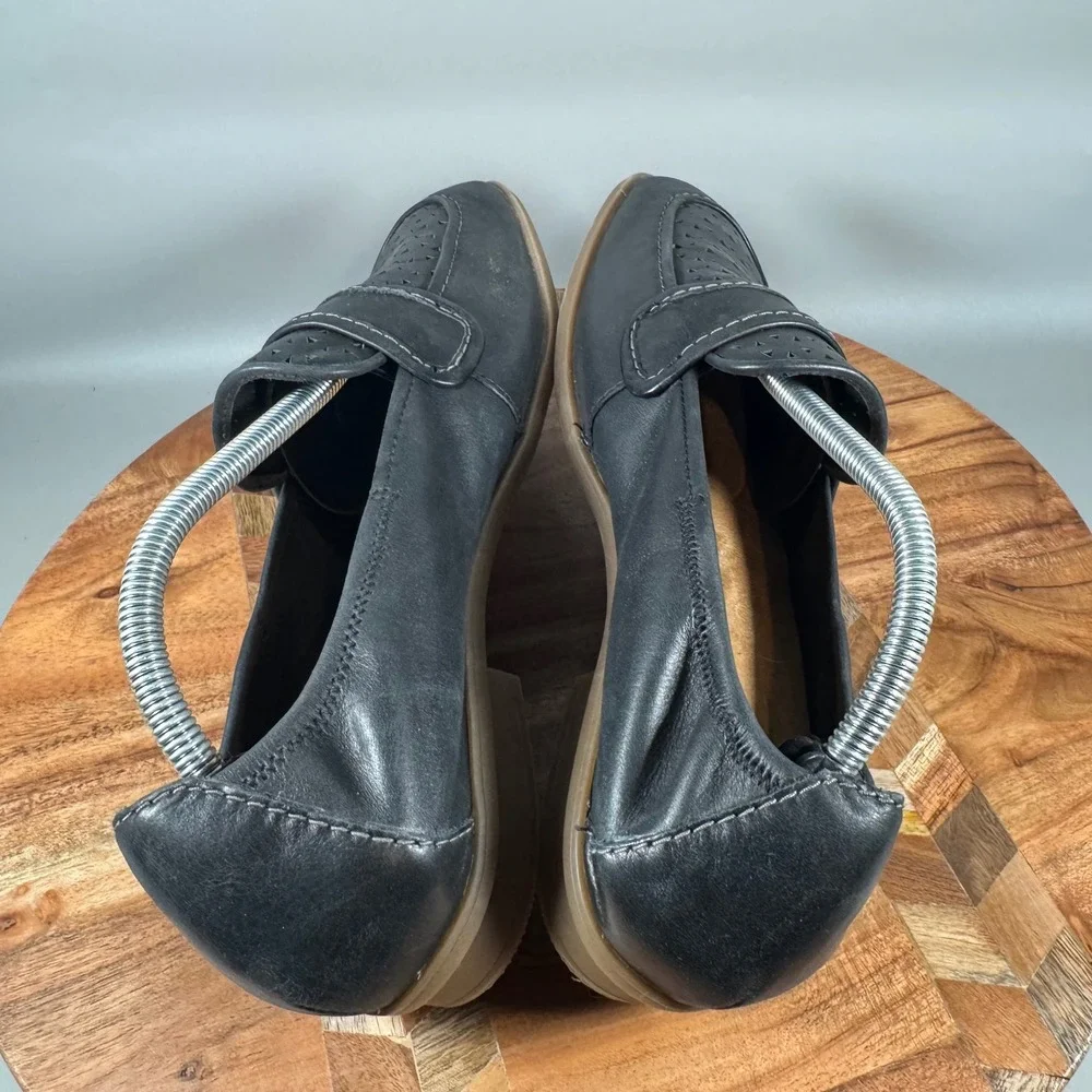Clarks Collection Womens Black Leather Perforated Loafers Comfort Shoes Size 8.5